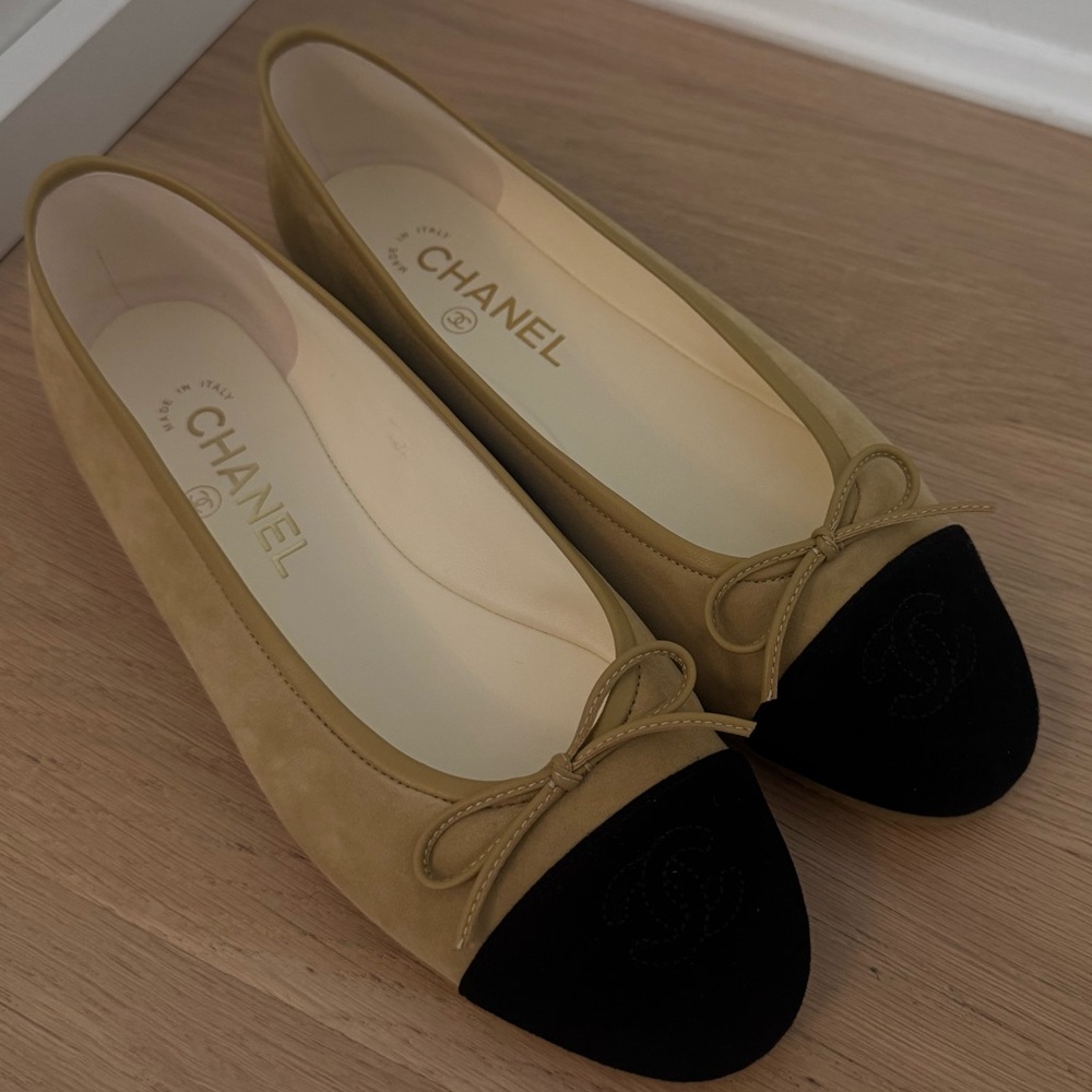 NWT CHANEL Women's Tan and Black Ballerina Flats